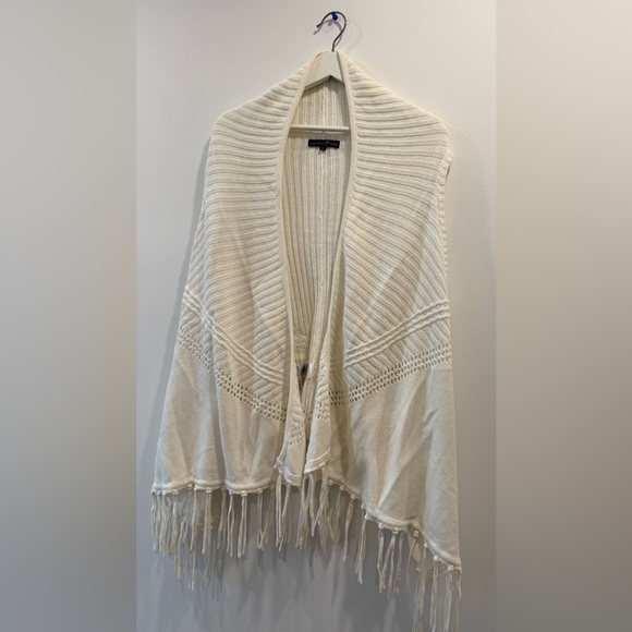 Chic White Fringe Poncho - Picture 3 of 7